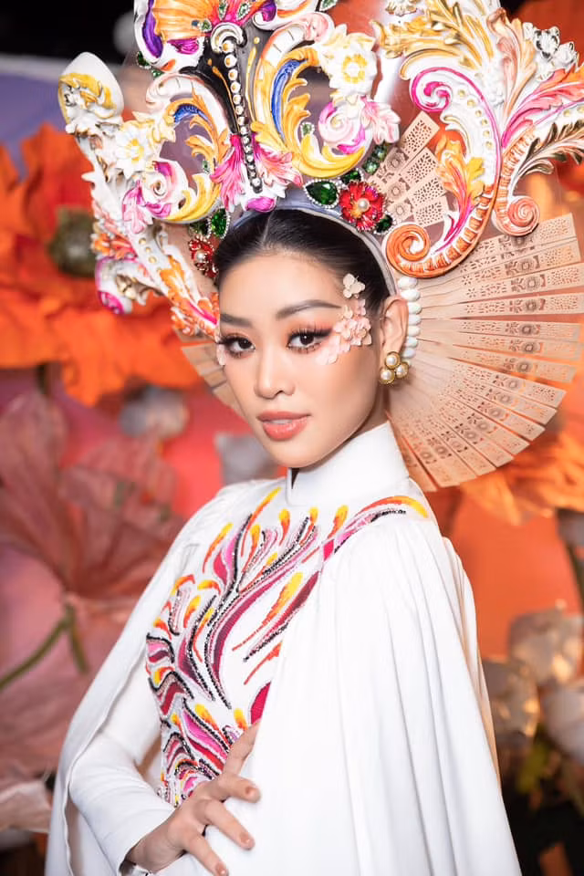 Khánh Vân không nhớ bài thơ Qua đèo Ngang của Bà Huyện Thanh Quan. Ảnh: Facebook Khánh Vân