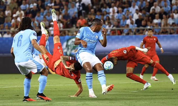 Man City (áo xanh) trong trận gặp Sevilla tại Siêu cup châu Âu trên sân Karaiskakis ở Athens, Hy Lạp tối 16/8/2023. Ảnh: Reuters