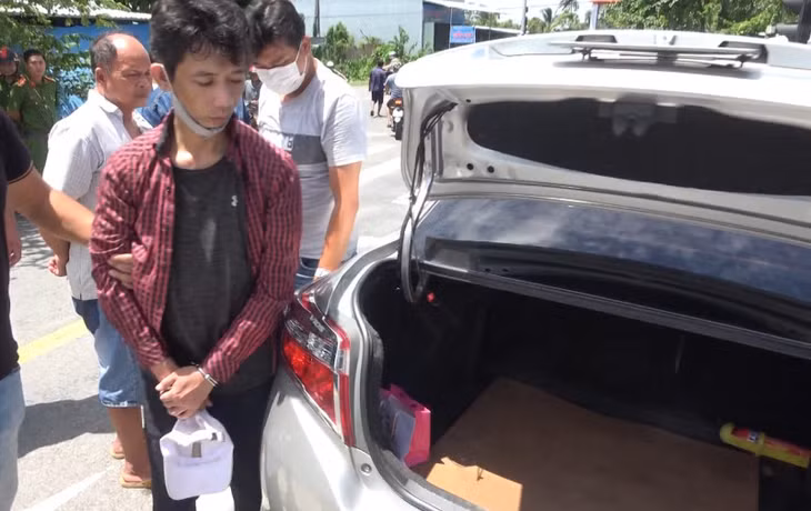Lực lượng Công an khám xét người và phương tiện do Kim trực tiếp điều khiển.