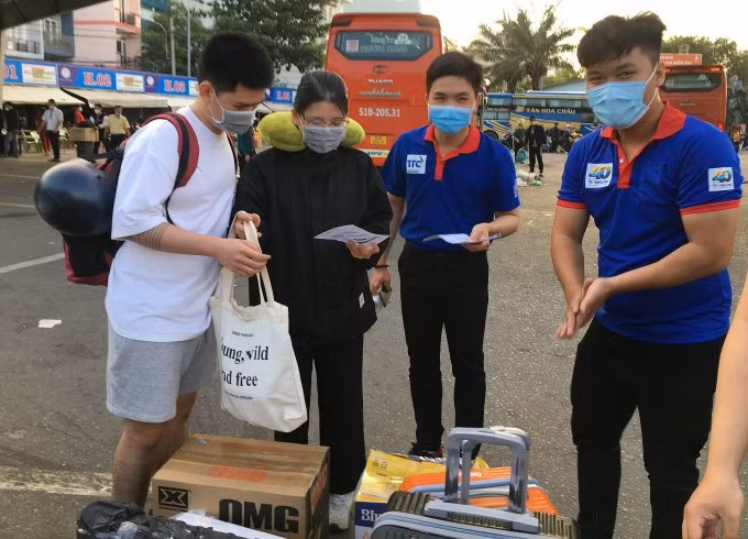 Sinh viên tình nguyện hỗ trợ tân sinh viên tại bến xe Miền Đông, năm 2022. Ảnh: SAC