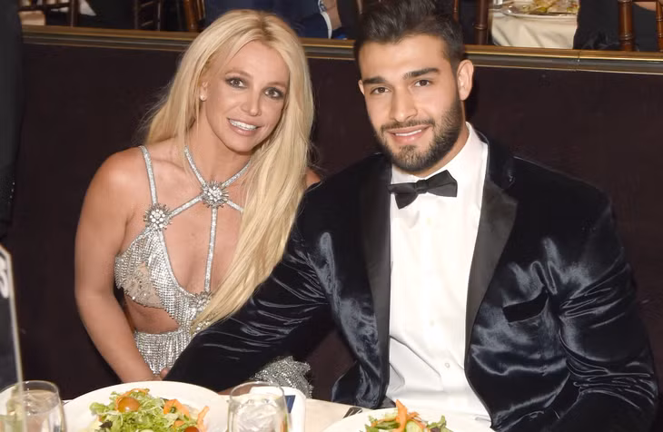 Sam Asghari xác nhận chia tay Britney Spears bằng thông báo ngắn trên Instagram. Ảnh: Getty Images.
