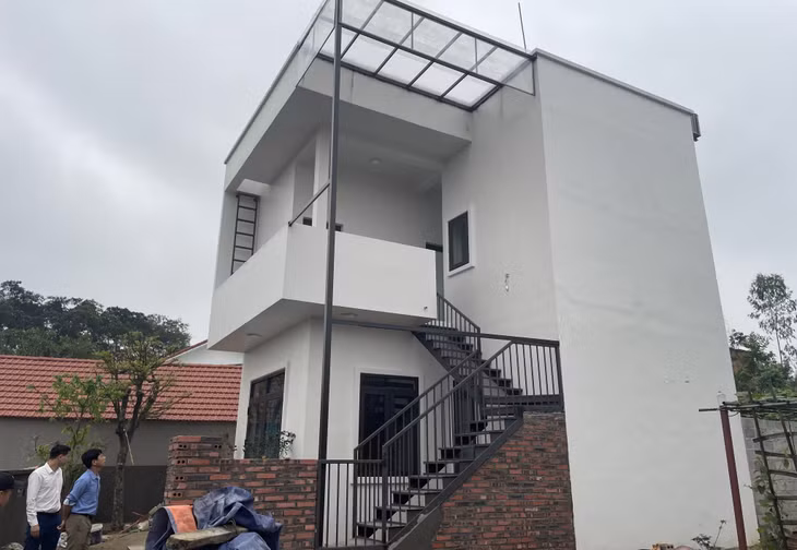 Việc ứng dụng khoa học công nghệ trong thi công công trình là giải pháp giảm thiểu tai nạn lao động (Trong ảnh: Ngôi nhà được thi công bằng công nghệ lắp ghép cấu kiện bê tông đúc sẵn của hộ ông Vũ Triều Dương, phường Hà Khẩu, TP Hạ Long)