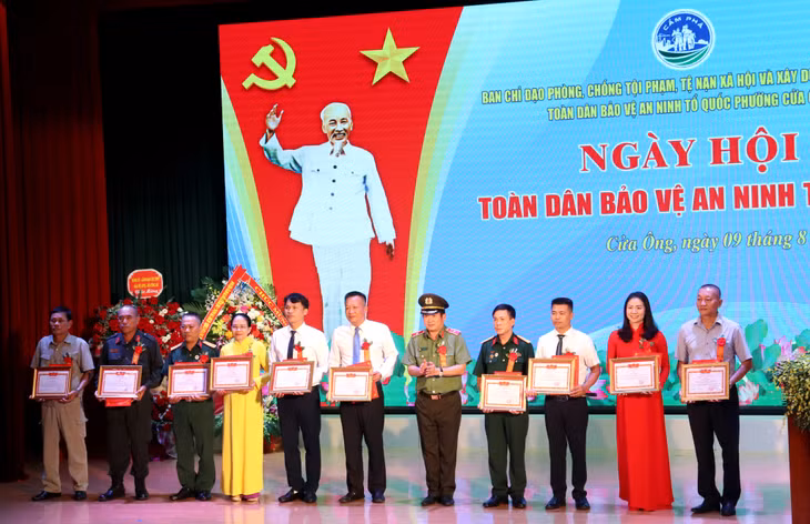 Công an tỉnh tặng Giấy khen cho các cá nhân có thành tích xuất sắc. 