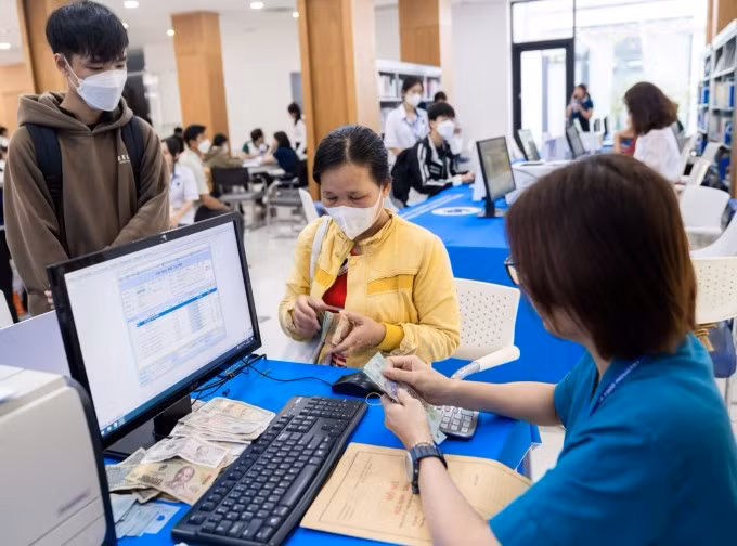 Phụ huynh đóng học phí cho con ở Đại học Công thương TP HCM, ngày 25/8. Ảnh: HUIT