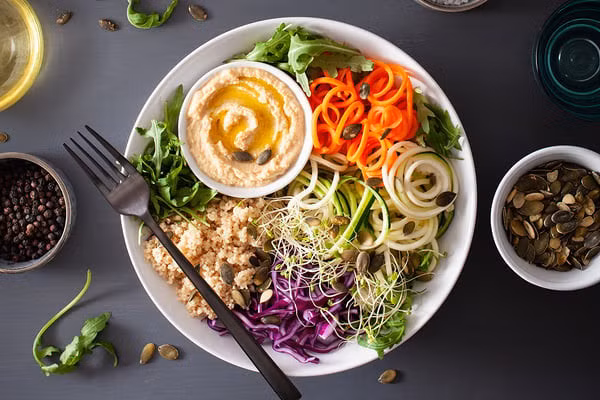 Chế độ ăn thô thuần chay không có chứa các thực phẩm liên quan đến động vật và được ăn tươi sống (Ảnh: Internet)