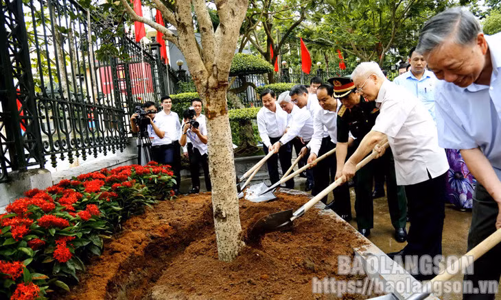 Tổng Bí thư Nguyễn Phú Trọng cùng Đoàn công tác và các đồng chí lãnh đạo tỉnh trồng cây lưu niệm tại khuôn viên trụ sở Tỉnh ủy Lạng Sơn.