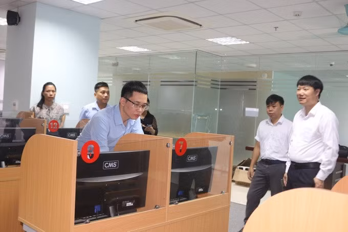 Đoàn công tác Trung tâm Khảo thí ĐHQGHN khảo sát cơ sở hạ tầng tại Trường Đại học Hà Tĩnh. (Ảnh: Hoàng Trị).