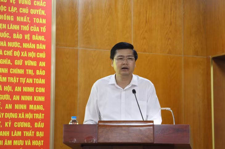 Đồng chí Hoàng Bá Hướng, Phó trưởng Ban Tổ chức Tỉnh ủy, báo cáo một số nội dung trọng tâm, điểm mới trong quy định số 114.