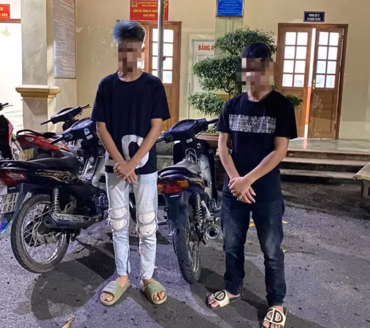 Bùi Phi H (trái) và Bùi Quang V tại cơ quan công an.
