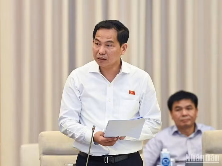 Chủ nhiệm Ủy ban Tài chính, Ngân sách của Quốc hội Lê Quang Mạnh, Phó Trưởng đoàn Thường trực Đoàn giám sát báo cáo tại phiên họp. (Ảnh: DUY LINH)