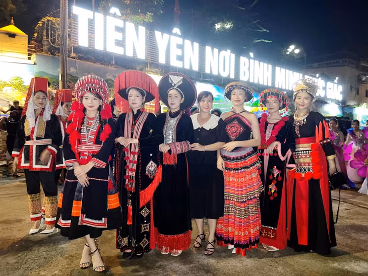 Những cô gái vùng cao chụp ảnh lưu niệm tại Lễ hội nghệ thuật đường phố Tiên Yên.