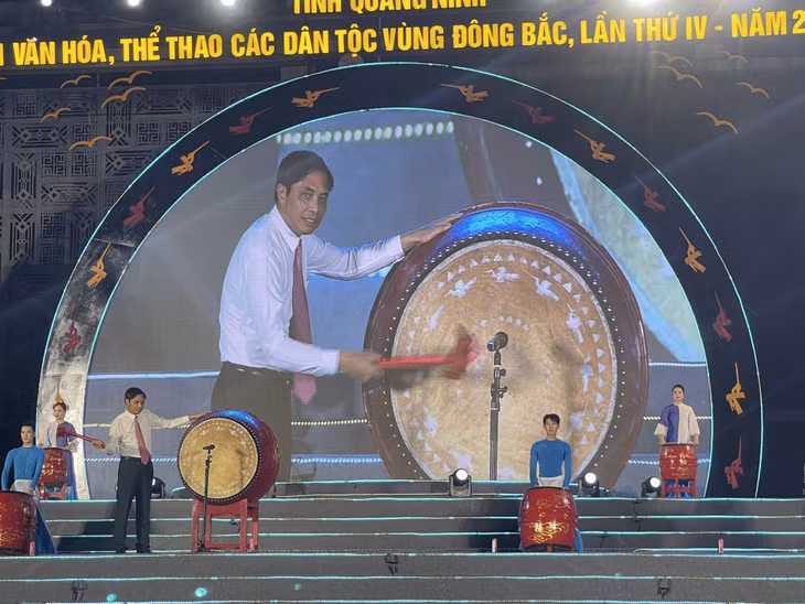 Đồng chí Vũ Văn Diện - Phó Chủ tịch UBND tỉnh Quảng Ninh gióng trống khai mạc Tuần Văn hóa Thể thao các dân tộc vùng Đông Bắc tỉnh Quảng Ninh lần thứ IV năm 2023.