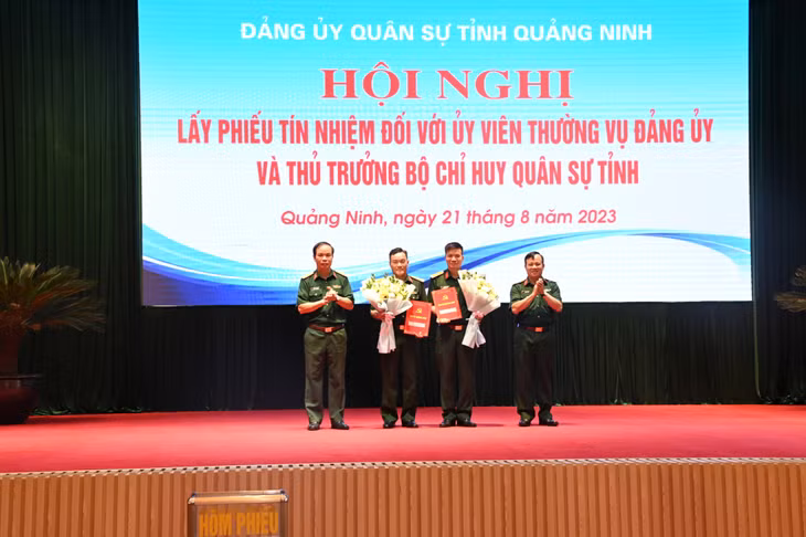 Đảng ủy quân sự tỉnh đã trao quyết định chuẩn y của Ban Thường vụ Tỉnh ủy về việc tham gia Ban Chấp hành Đảng bộ Quân sự tỉnh đối với đồng chí Đại tá Nguyễn Đình Khiêm, Phó Chính ủy Bộ CHQS tỉnh và đồng chí Đại tá Nguyễn Đình Nên, Chủ nhiệm Chính trị, Bộ CHQS tỉnh.