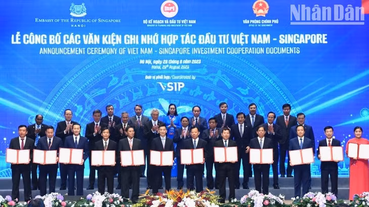 Thủ tướng Phạm Minh Chính và Thủ tướng Lý Hiển Long chứng kiến lễ trao các biên bản thỏa thuận hợp tác.