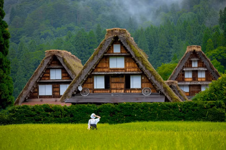 Chị Nguyễn Vân, đang sinh sống và làm việc tại Nhật Bản, cho biết “Mỗi mùa Shirakawa-go đều mang vẻ đẹp riêng, nên du khách có thể khám phá bất cứ thời gian nào trong năm. Du khách có thể leo lên đài quan sát Shirayama để ngắm nhìn bao quát khung cảnh yên bình của ngôi làng”. Ảnh: Nguyễn Vân