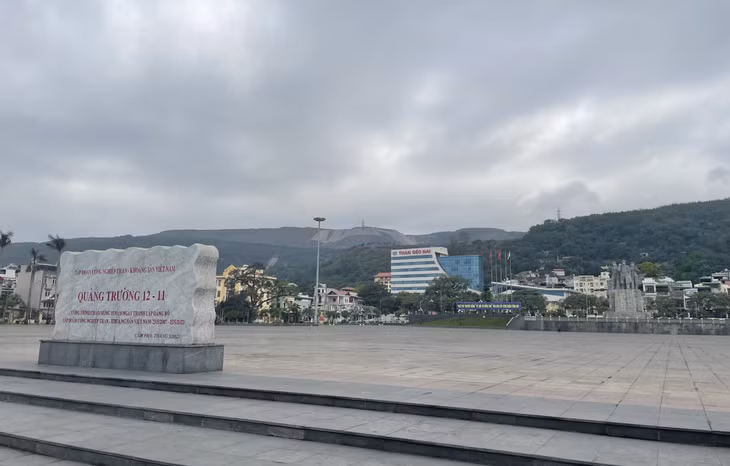 Quảng trường 12-11 (TP Cẩm Phả) là nơi diễn ra các hoạt động chính của phố đêm thợ mỏ song hiện chưa tìm được sự thống nhất giữa đơn vị quản lý mặt bằng đơn vị vệ sinh môi trường.