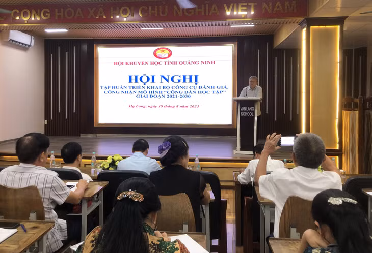 Tiến sỹ Nguyễn Hồng Sơn, Phó Chủ tịch Trung ương Hội Khuyến học Việt Nam phát biểu tại Hội nghị.