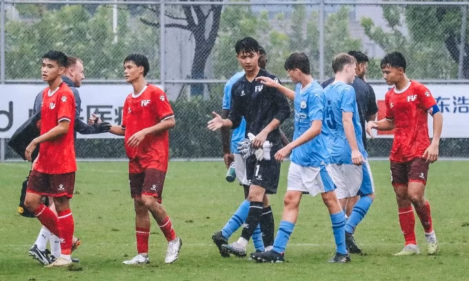Cầu thủ hai đội bắt tay sau trận đấu. Ảnh: PVF