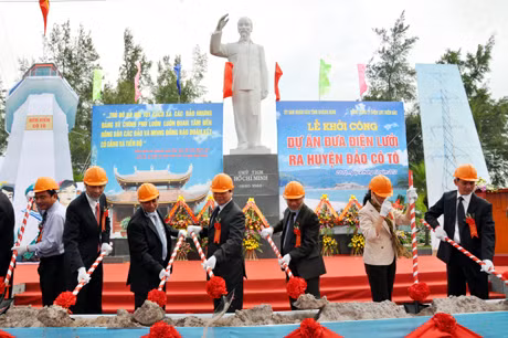 Các đồng chí lãnh đạo Trung ương, tỉnh Quảng Ninh động thổ Dự án đưa điện lưới ra huyện đảo Cô Tô. (Ảnh tư liệu)