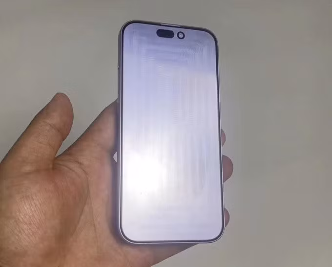 Hình ảnh được cho là mô hình iPhone 15 Pro, với viền màn hình mỏng. Ảnh: Majin Bu