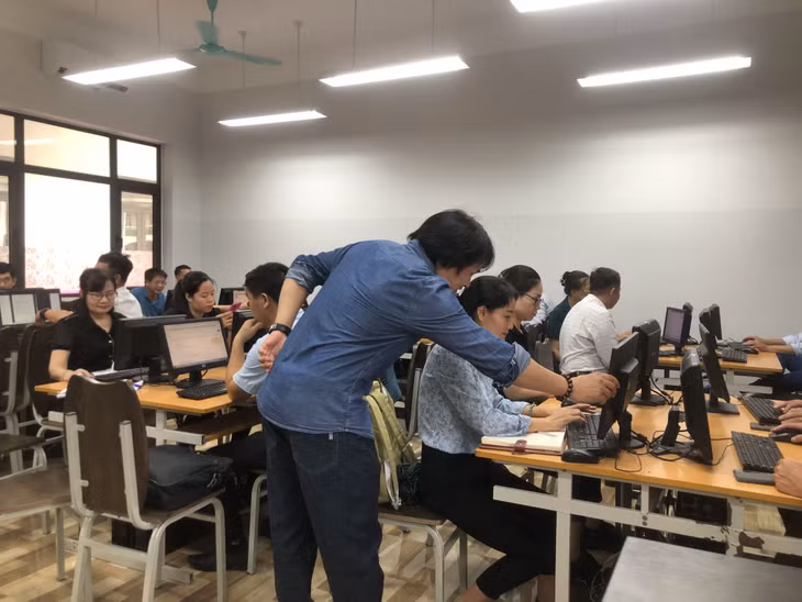 Các đại biểu thực hành sử dụng phần mềm bộ công cụ đánh giá, công nhận danh hiệu “Công dân học tập”.