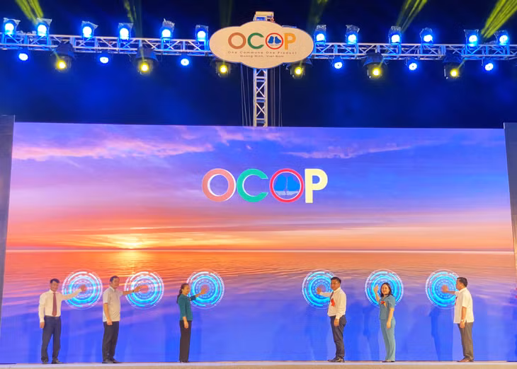 Các đại biểu nhấn nút khai mạc Hội chợ OCOP Quảng Ninh – Thu Đông 2023.