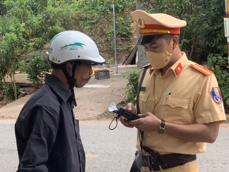 Công an huyện Tiên Yên kiểm tra nồng độ cồn người điều khiển phương tiện tham gia giao thông trên địa bàn xã Phong Dụ.