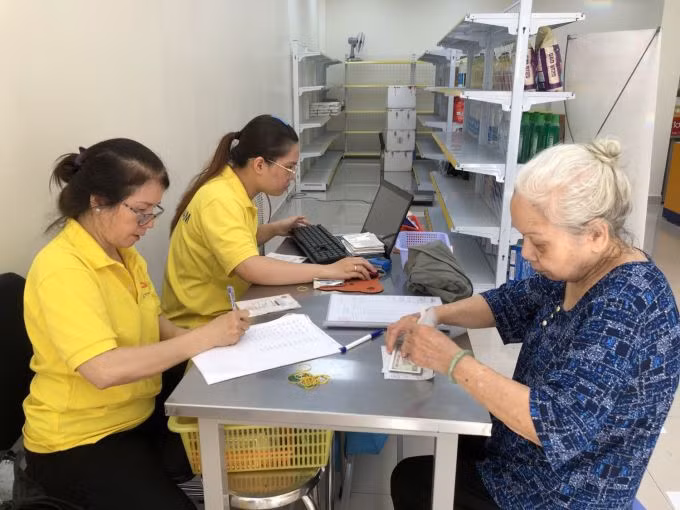 Chi trả lương hưu trực tiếp tại bưu cục Phú Nhuận, ngày 14/8/2023. Ảnh: An Phương