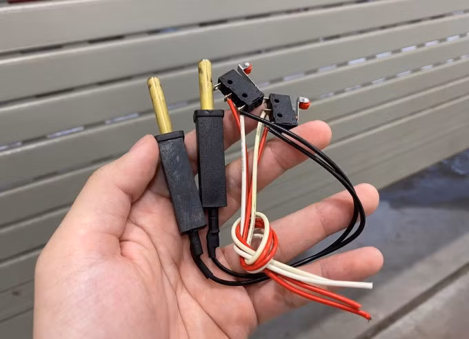 Một phần của bộ tự dừng, lắp ở vị trí thấp nhất của cửa cuốn. Ảnh: Hoàng Giang