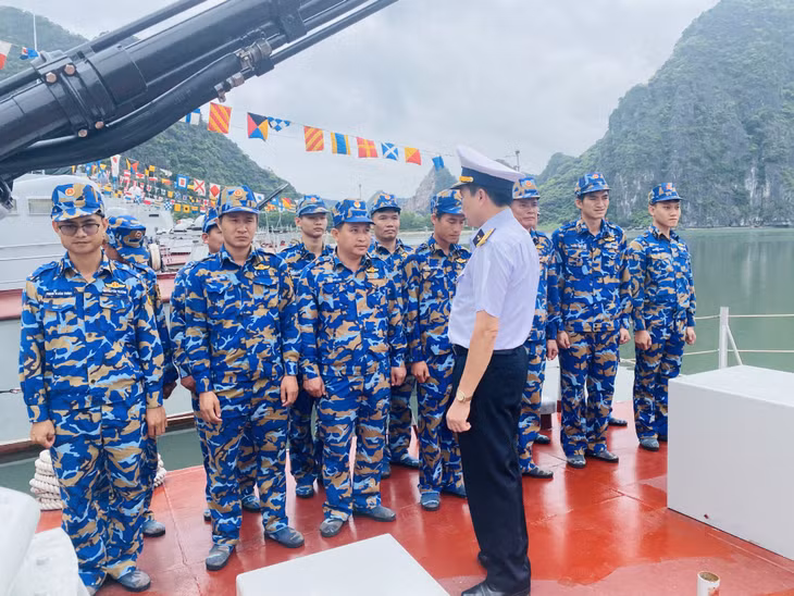 Đại tá Vũ Văn Nam, Tư lệnh Vùng 1 Hải quân thăm, động viên các chiến sỹ trước khi bước vào hội thi.