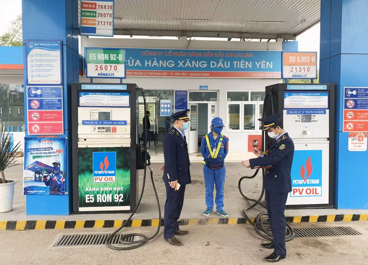 Lực lượng QLTT tỉnh kiểm tra, giám sát việc chấp hành các quy định của pháp luật tại một cửa hàng kinh doanh xăng dầu trên địa bàn huyện Tiên Yên