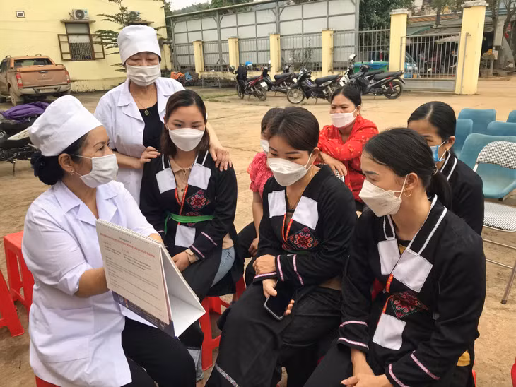 Hội KHHGĐ tỉnh tư vấn về SKSS-KHHGĐ cho người dân tại địa bàn 2 xã Đạp Thanh, Thanh Lâm.