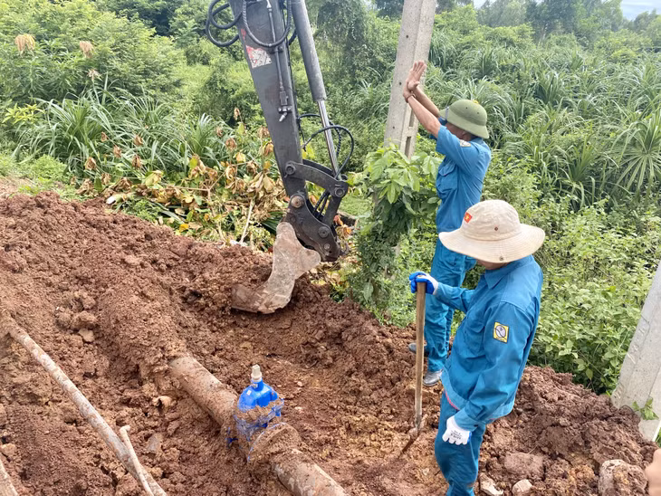 Xí nghiệp nước Quảng Yên thi công lắp đường ống nước sạch trên địa bàn phường Cộng Hòa.