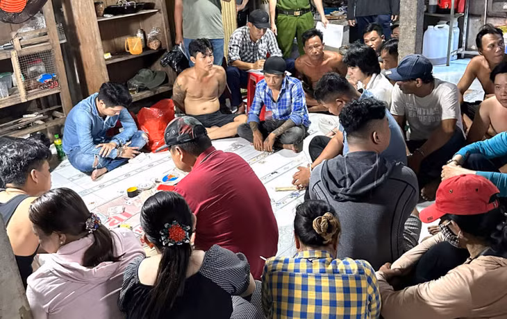 Thời điểm Công an huyện Tân Thạnh triệt phá sòng tài xỉu.