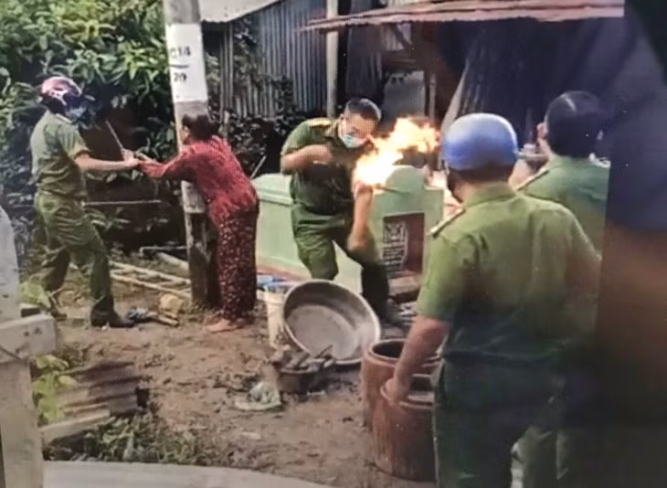 Gia đình bà Phượng tấn công lực lượng làm nhiệm vụ.