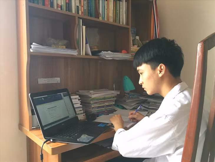 Nhiều thí sinh nộp lệ phí xét tuyển sớm cho trường đại học và nộp lần 2 để đăng ký nguyện vọng lên hệ thống chung của Bộ GDĐT. Ảnh: Thiều Trang