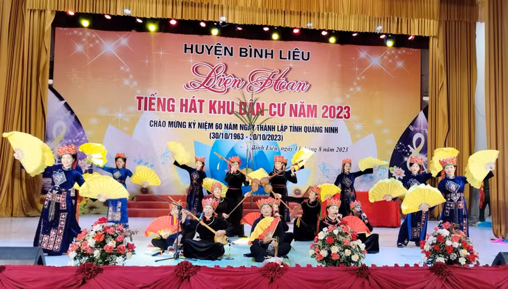Tiết mục "Tẳng lảu then khẩn làu" của đội thi xã Lục Hồn.