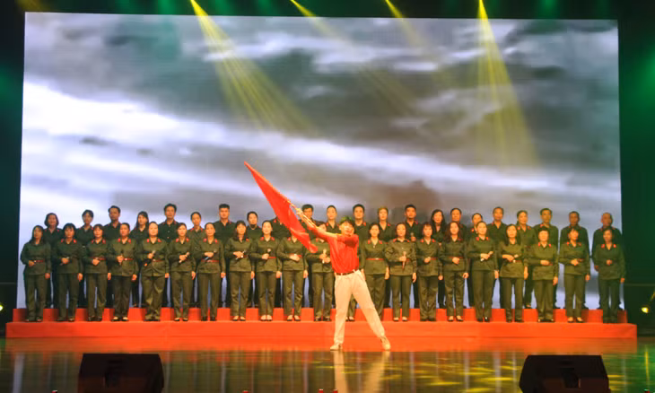 Tiết mục hợp ca "Chúng tôi là người lính Bác Hồ" của đoàn nghệ thuật phường Cao Xanh.