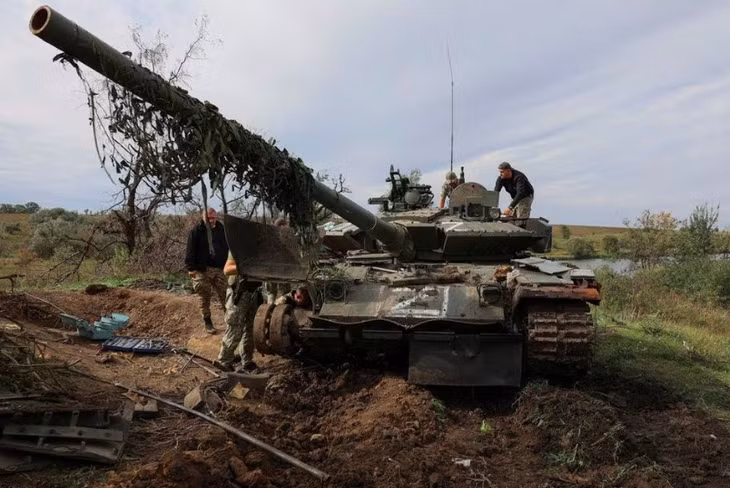 Binh sĩ Ukraine bên một chiếc xe tăng ở vùng Kharkiv. Ảnh: Reuters