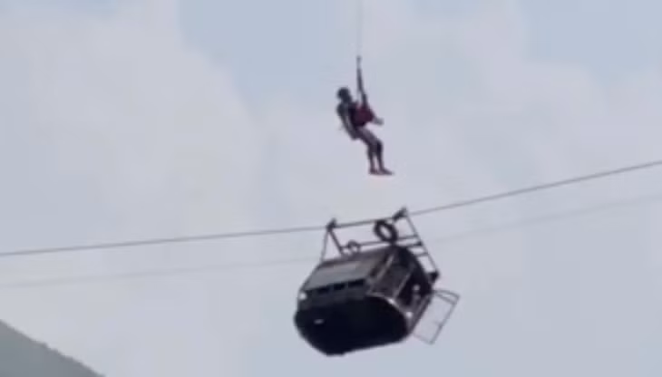 Toàn bộ 8 người trên cáp treo bị mắc kẹt được giải cứu an toàn. Ảnh: Văn phòng phó quận Battagram
