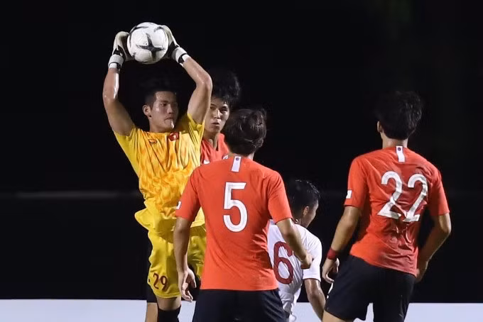 Nguyễn Văn Bá (áo vàng) trong trận U19 Việt Nam gặp U19 Hàn Quốc tại giải giao hữu ở Thái Lan năm 2019. Ảnh: Changsuek.