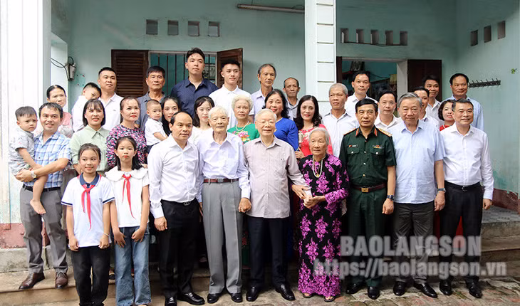 Tổng Bí thư Nguyễn Phú Trọng và thành viên đoàn công tác chụp ảnh lưu niệm cùng gia đình ông Nguyễn Khoát.