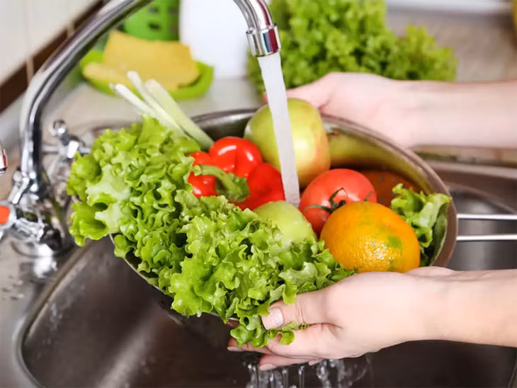 Rửa rau dưới vòi nước chảy là một cách giúp thực phẩm sạch hơn. Ảnh: Times of India