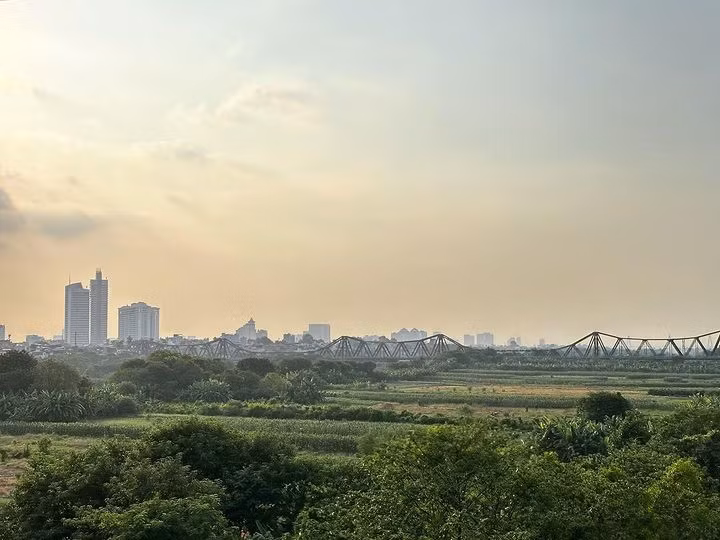 Một góc đồng ruộng ven cầu Long Biên. Ảnh: Arnaud Zein el Din