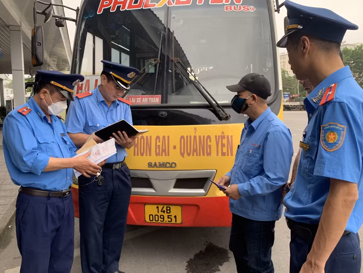 Lực lượng TTGT kiểm tra an toàn các phương tiện trước khi dời bến xe khách Bãi Cháy.