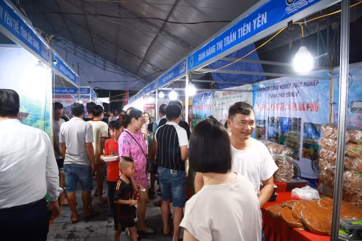 Đông đảo nhân dân, du khách đến tham quan mua sắm tại Hội chợ.