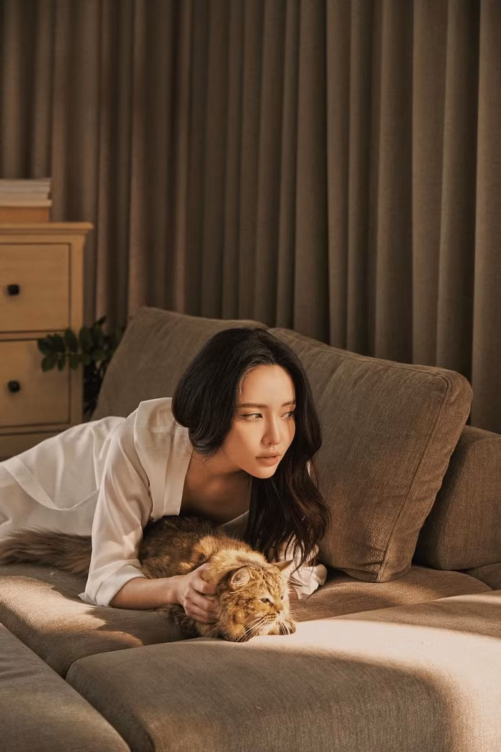 Về đời tư, Bích Phương khá kín tiếng. Trong một lần chia sẻ với truyền thông, ca sĩ thừa nhận mình là người hời hợt trong tình yêu. "Tôi là người hời hợt khi yêu. Trước kia, tôi yêu nhiều và chia tay cũng nhiều. Tuy nhiên, không có mối tình nào đọng lại trong đầu", cô nói (Ảnh: Facebook nhân vật).