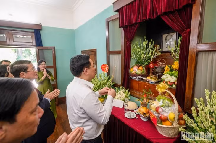 Chủ tịch Quốc hội Vương Đình Huệ và các đại biểu thành kính dâng hương tưởng niệm Chủ tịch Hồ Chí Minh. (Ảnh Duy Linh)