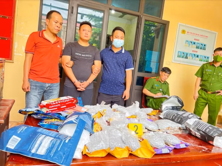 Cường cùng tang vật.