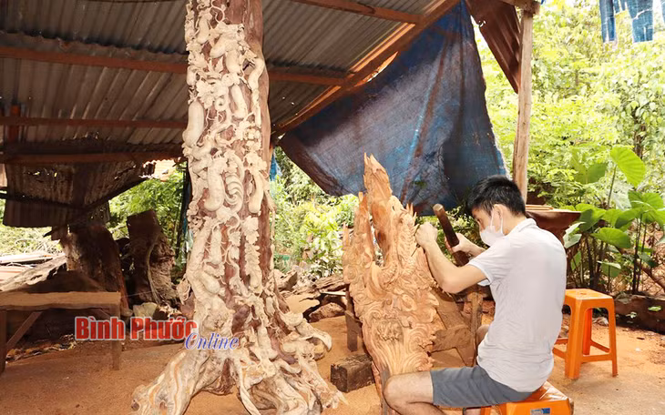 Từ phôi gỗ xù xì, vô tri vô giác, qua bàn tay khéo léo của người thợ trở thành tác phẩm nghệ thuật điêu khắc độc đáo